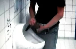 అజెరి పబ్లిక్ టాయిలెట్లో భారీ ఆత్మవిశ్వాసం కుదుపుతోంది