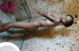 గుండు పుస్సీ ముందు స్లిమ్ బ్లాక్ టీన్