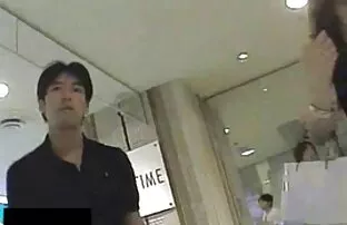 ప్రెట్టీ అమ్మాయిలు మినీ స్కర్ట్స్ ధరిస్తారు