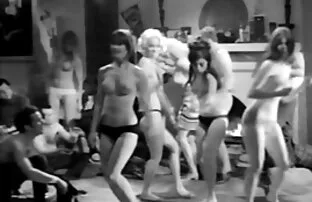 పార్టీ క్లాసిక్: కాలేజ్ గర్ల్స్ 1968 సాఫ్ట్‌కోర్